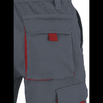 calças cinza com bolsos de aba e detalhes vermelhos