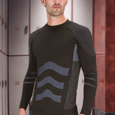 Roupa térmica masculina preta com padrões cinzentos, em ambiente interior com armários.