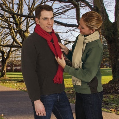 Homem e mulher ao ar livre com camisolas e cachecóis em parque