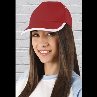 Boné vermelho com aba branca usado por mulher jovem de cabelo castanho contra parede branca