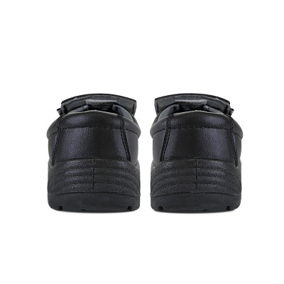 Par de sapatos pretos em pele sintética vistos de trás