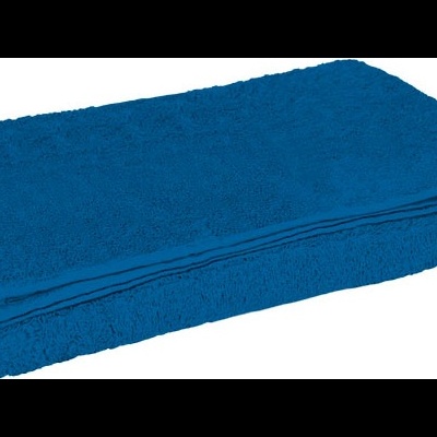 Toalha azul dobrada em tecido felpudo sobre fundo branco