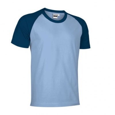 T-shirt azul claro com mangas azul escuro raglan e gola redonda