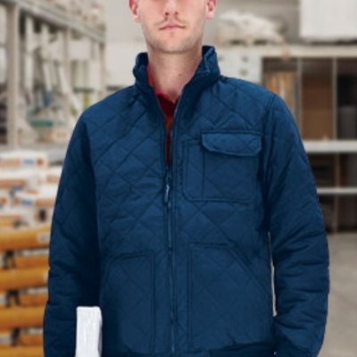 Homem com blusão azul acolchoado num armazém