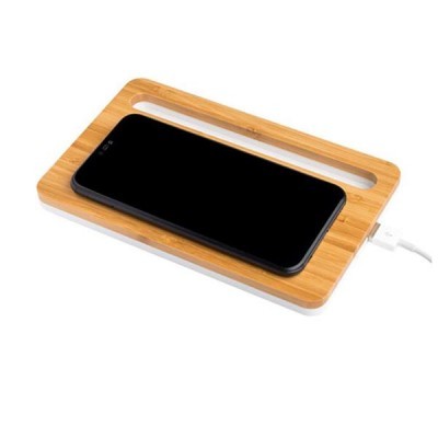 Carregador wireless em madeira clara com smartphone preto