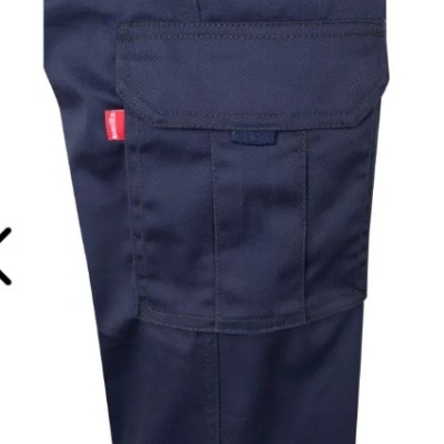 Roupa de trabalho azul escuro com bolso grande e etiqueta vermelha