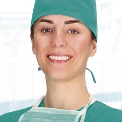 Pessoa de uniforme cirúrgico verde com touca e máscara médica