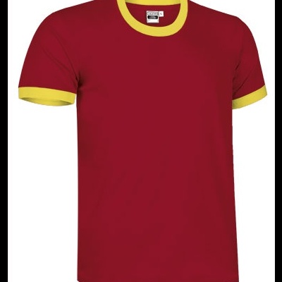 T-shirt vermelha com gola e punhos amarelos, manga curta