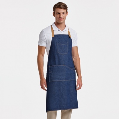 Homem a usar avental azul escuro de tecido jeans com alças marrons e bolsos frontais