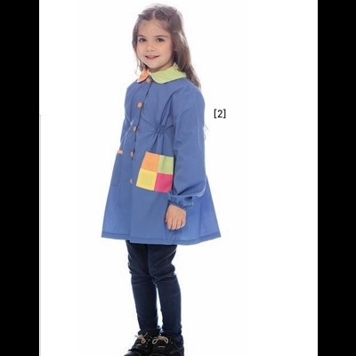 Menina com bata escolar azul e bolso colorido