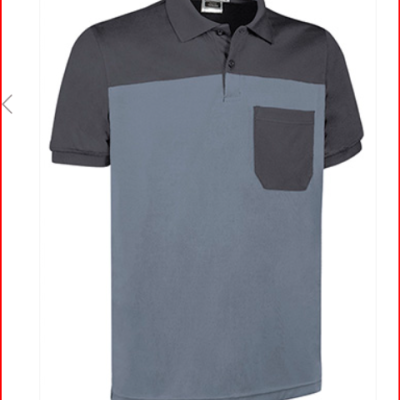 Polo bicolor azul e cinza escuro com bolso no peito e três botões