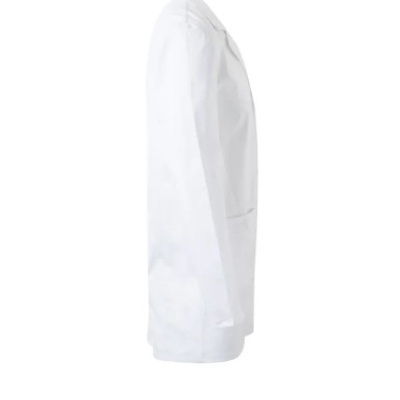 Blazer branco de tecido liso visto de perfil