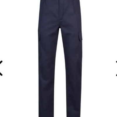 Calças cargo azuis escuras com fecho de botão sobre fundo branco