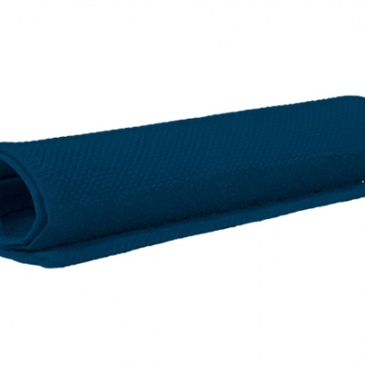 Toalha azul escura enrolada com textura