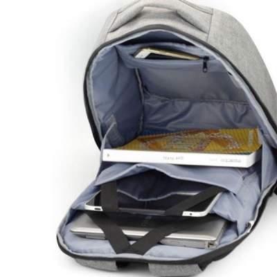 Mochila cinza clara aberta mostrando compartimentos internos com laptop, tablet e livro