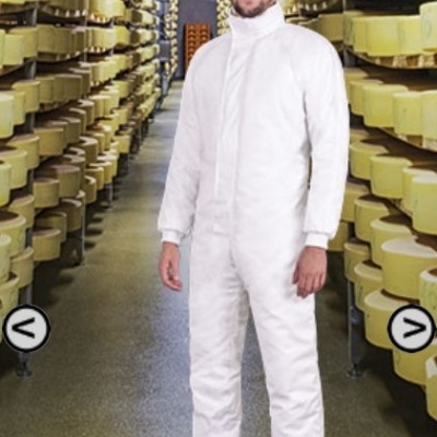 Homem com fato branco em armazém de queijos