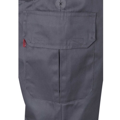 Bolso cinzento com aba e etiqueta vermelha em peça de vestuário