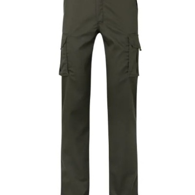 Calças cargo verdes com bolsos laterais em fundo branco