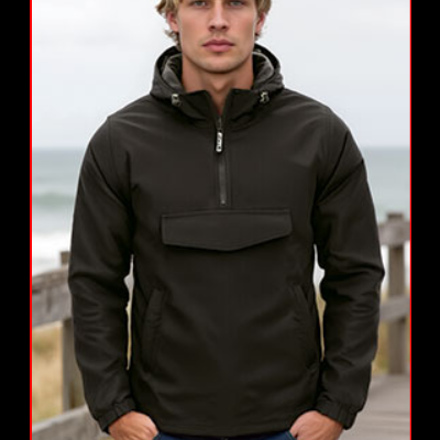 Homem com casaco preto de capuz e calças jeans azuis numa passadeira junto ao mar