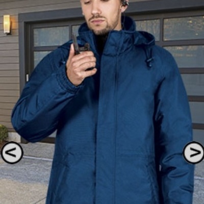 Homem a usar casaco azul escuro impermeável com capuz, segurando rádio comunicador
