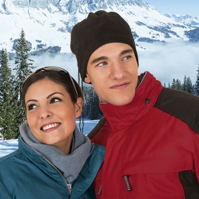 Casacos de inverno vermelhos e azuis com paisagem de montanhas e neve ao fundo