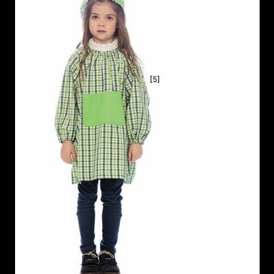 Menina com avental xadrez verde e branco e bolso verde, calças pretas e sapatos pretos