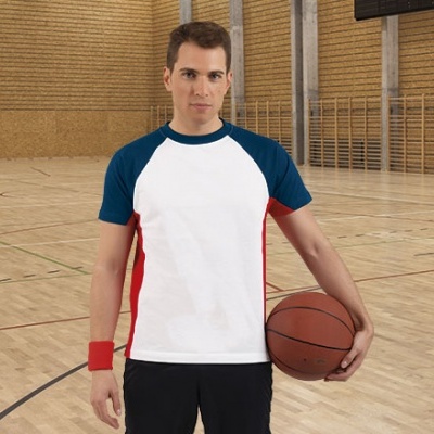 Homem com camisola desportiva e bola de basquetebol num ginásio.