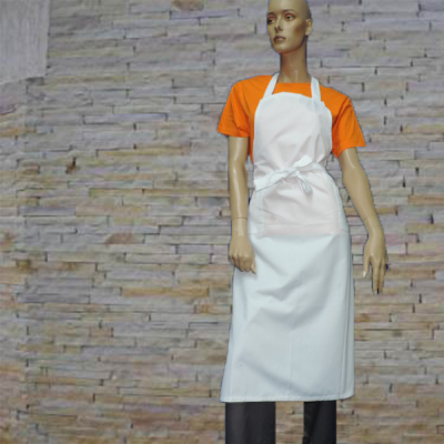 Manequim com t-shirt laranja e avental branco em parede de pedra clara