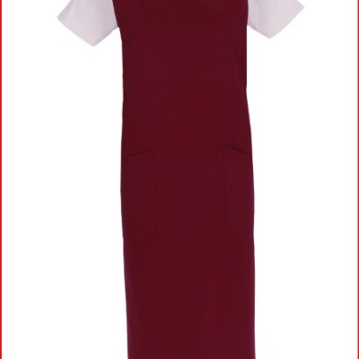 Vestido bordô de alças sobre t-shirt branca de manga curta
