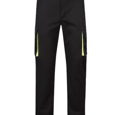 Calças pretas com detalhes amarelos fluorescentes em fundo branco