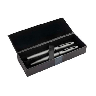 Conjunto de caneta e esferográfica prateadas numa caixa preta