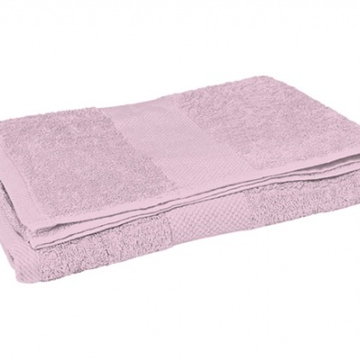 Toalha de banho rosa claro dobrada sobre fundo branco