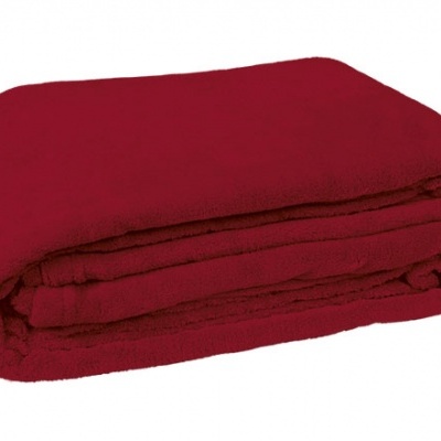 Manta vermelha dobrada em fundo branco