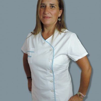 Blusa branca de uniforme feminino com botões e faixa azul claro, usada por mulher