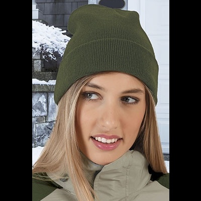 Mulher com gorro verde musgo em ambiente com neve