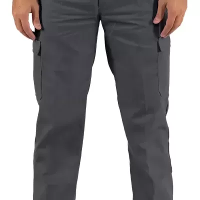 Calças cargo cinzentas com bolsos laterais em modelo masculino