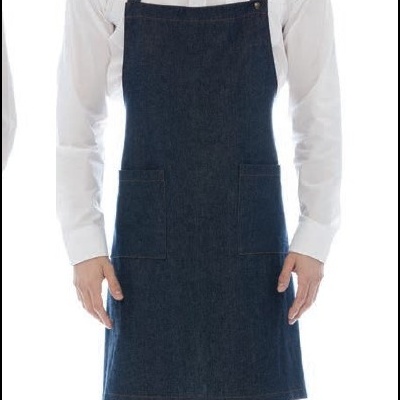 Homem com avental de denim azul escuro, camisa branca e lenço azul na cabeça