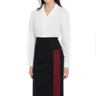 Mulher com camisa branca e saia preta com faixa vermelha