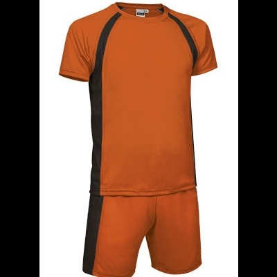 Conjunto desportivo laranja e preto, t-shirt de mangas curtas e calção
