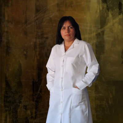 Casaco branco comprido com botões