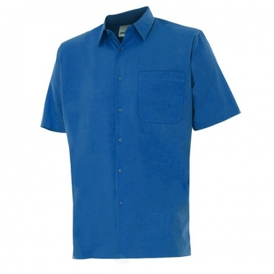 Camisa masculina azul de manga curta com bolso e botões