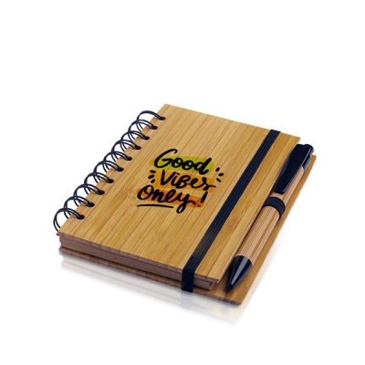 Caderno de espiral com capa em bambu e texto 'Good Vibes Only' com caneta