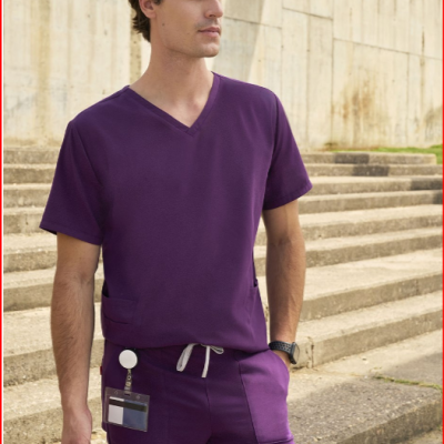 Homem com fato de trabalho roxo, crachá na calça, em escadaria exterior