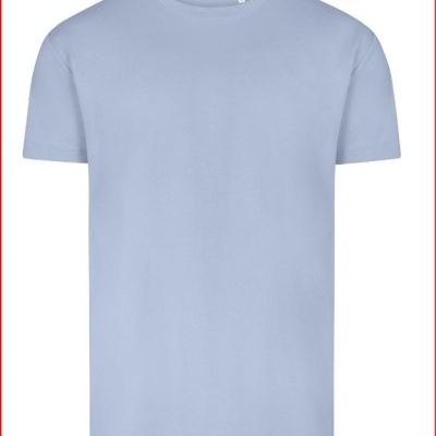 Camiseta azul clara básica de manga curta e gola redonda