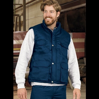 Homem a usar colete acolchoado azul escuro em ambiente industrial