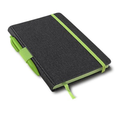 Caderno preto com elástico e caneta verdes