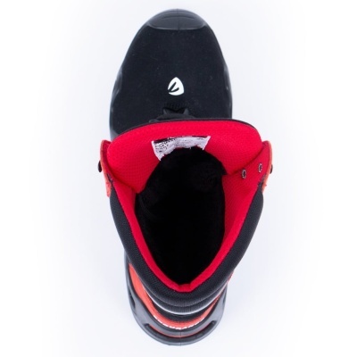 Bota desportiva preta e vermelha vista de cima