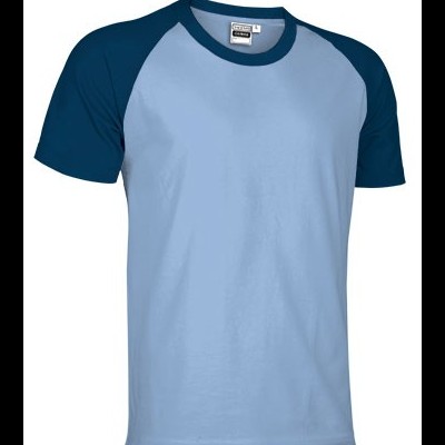 Camiseta manga curta azul claro com mangas e gola azul escuro