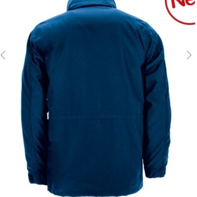 Casaco azul escuro visto da parte traseira