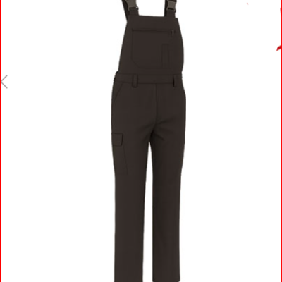 Calça jardineira preta com bolsos e alças ajustáveis
